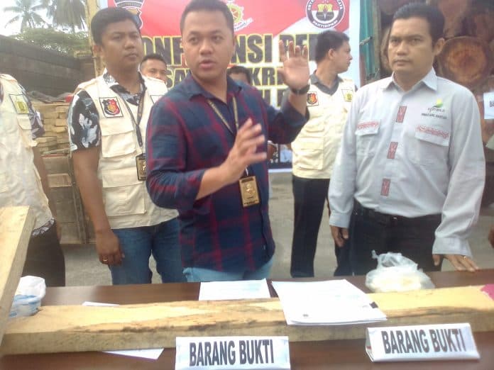 bawa_kayu_tanpa_dokumen_2_truk_diamankan