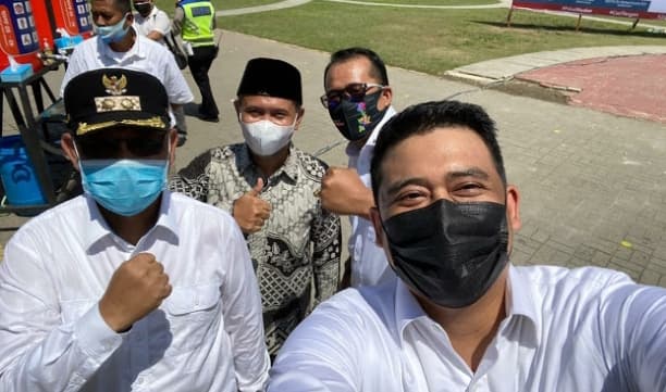bobby_ajak_akhyar_selfie
