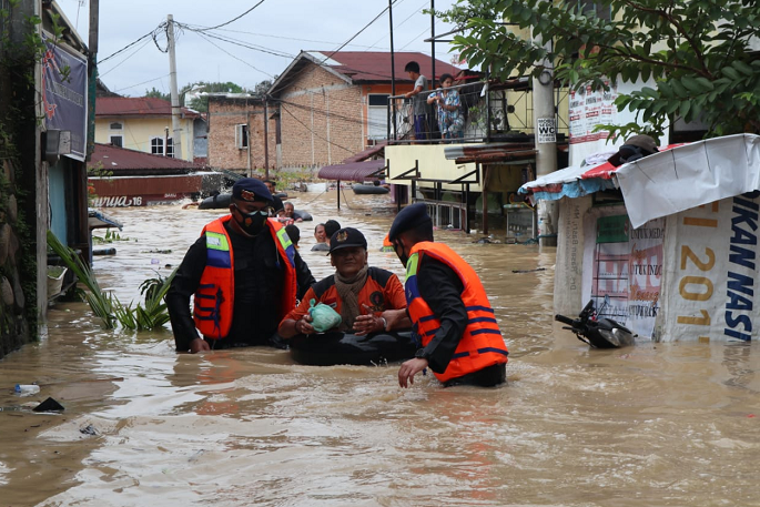 brimob_poldasu_bantu_evakuasi_korban_banjir