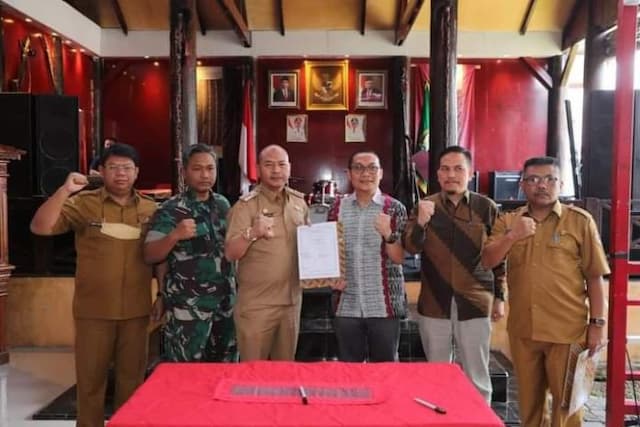 bupati_taput_terima_csr_pt_inalum