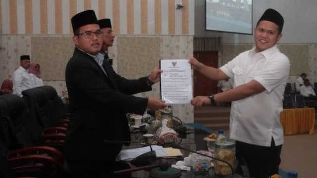 dprd_sergai_sahkan_dua_ranperda_jadi_perda