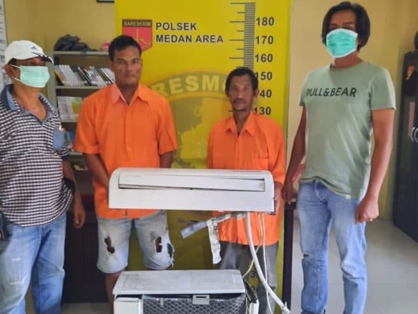 dua_pria_ini_kepergok_curi_ac