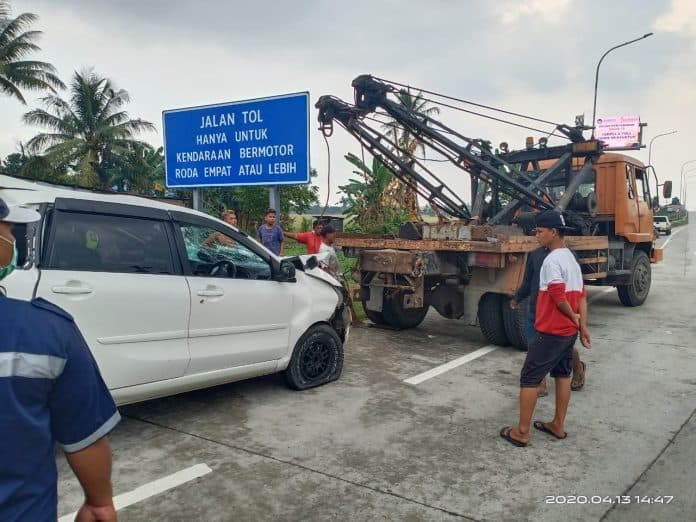 dump_truk_tabrak_minibus_di_lubuk_pakam