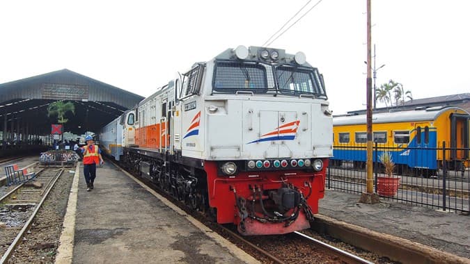 hore_guru_dan_nakes_gratis_naik_kereta_api