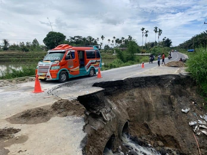 jalan_besar_saribudolok_nyaris_putus