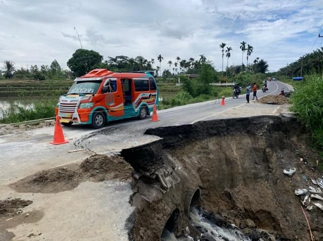 jalan_besar_saribudolok_nyaris_putus