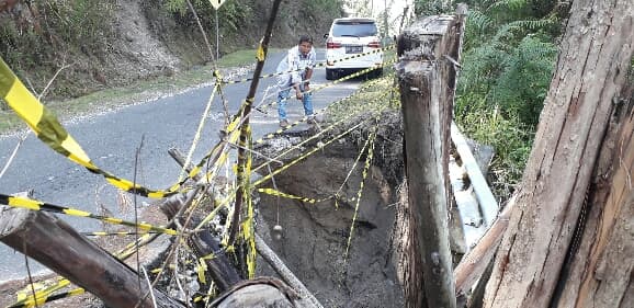 jalan_menuju_wisata_bakara_rusak_parah