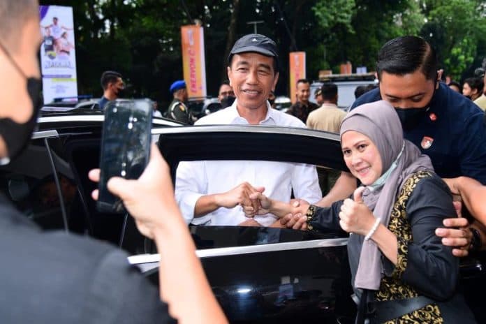 jokowi_dan_keluarga_berlebaran_di_solo