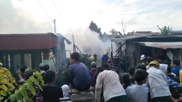 kawasan_padat_penduduk_di_tembung_terbakar