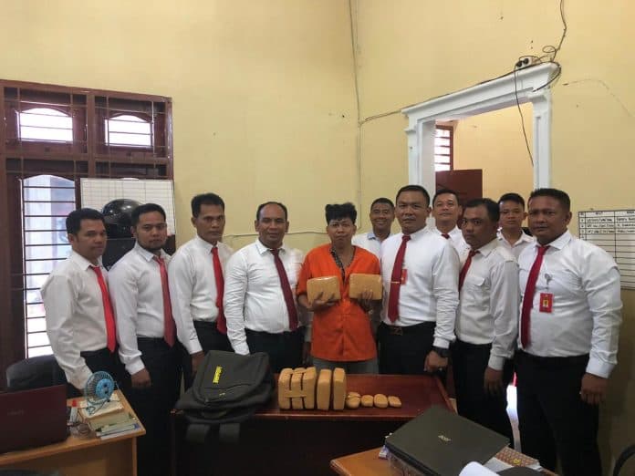 kurir_kedapatan_bawa_11_bal_ganja