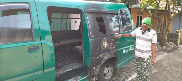 lagi_tidur_rumah_deno_dilempar_bom_molotov
