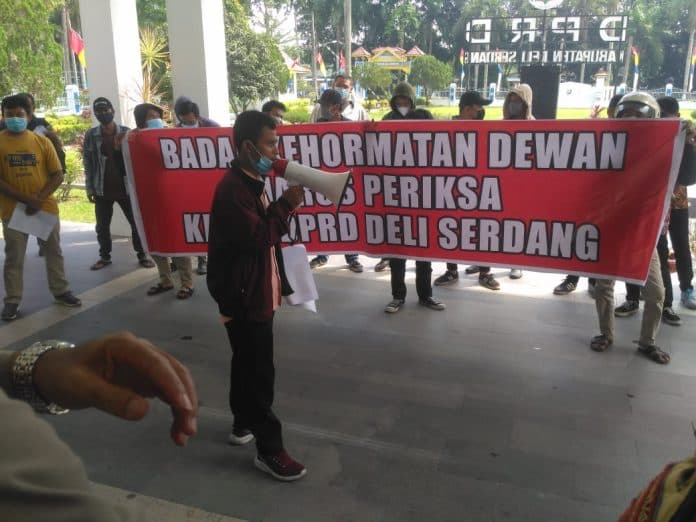 mahasiswa_demo_ketua_dprd_deli_serdang