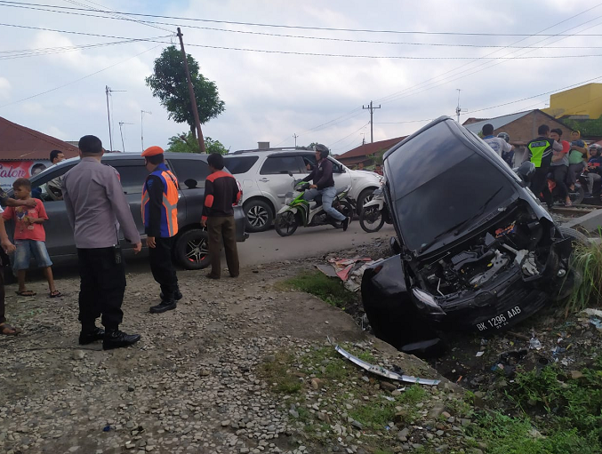 mobil_agya_ringsek_ditabrak_ka_di_helvetia