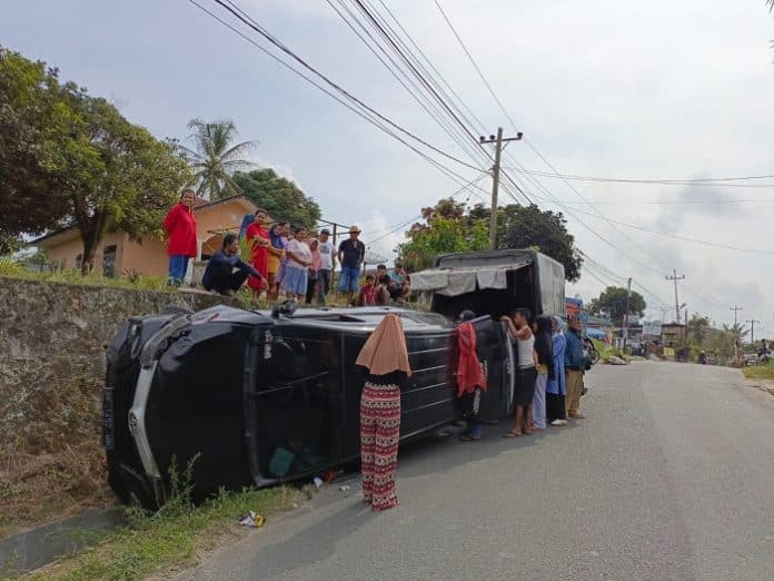 mobil_avanza_terbalik_di_bahliran_sidamanik