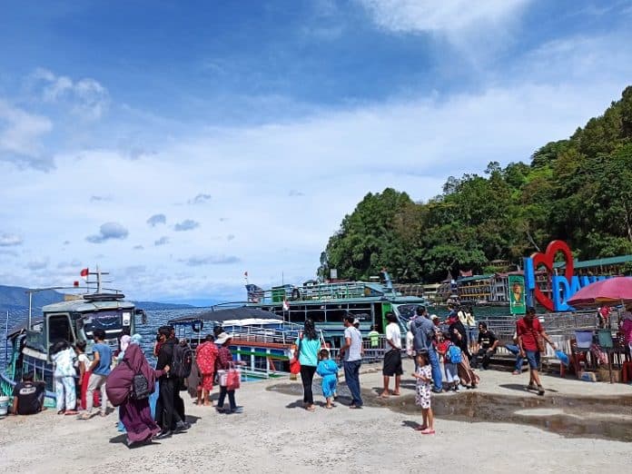 pantai_bebas_parapat_kini_ramai_pengunjung
