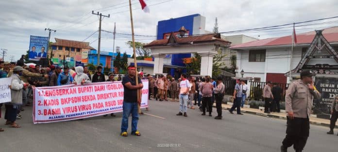 pengunjuk_rasa_minta_bupati_dairi_lengser