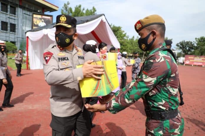 polda_sumut_bagikan_6000_paket_sembako