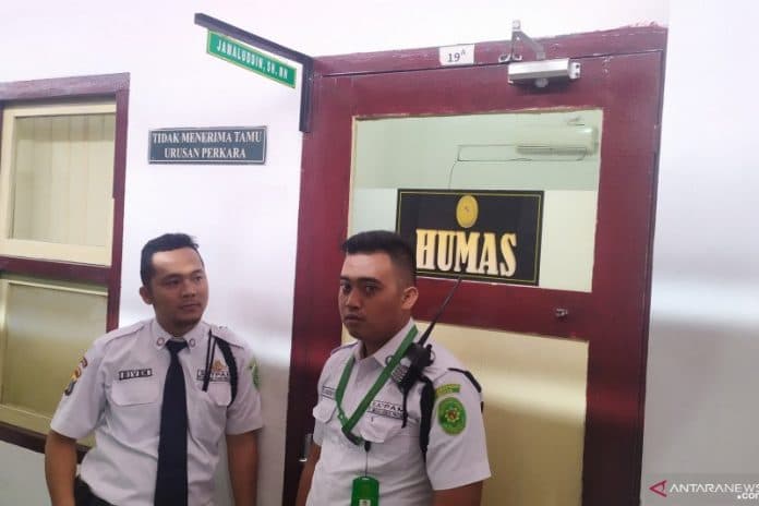 polisi_cari_keberadaan_handpone_hakim_pn