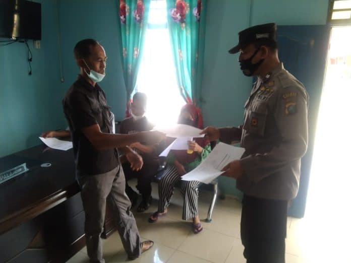polres_batu_bara_jemput_warga_untuk_vaksin