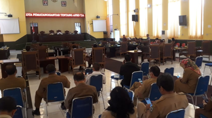 rapat_paripurna_dprd_siantar_molor