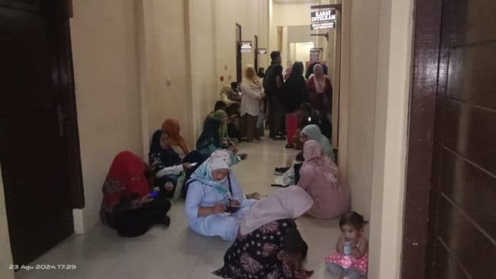 ratusan_guru_datangi_polres_padanglawas