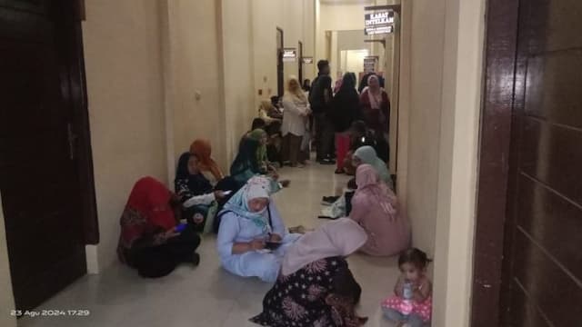 ratusan_guru_datangi_polres_padanglawas