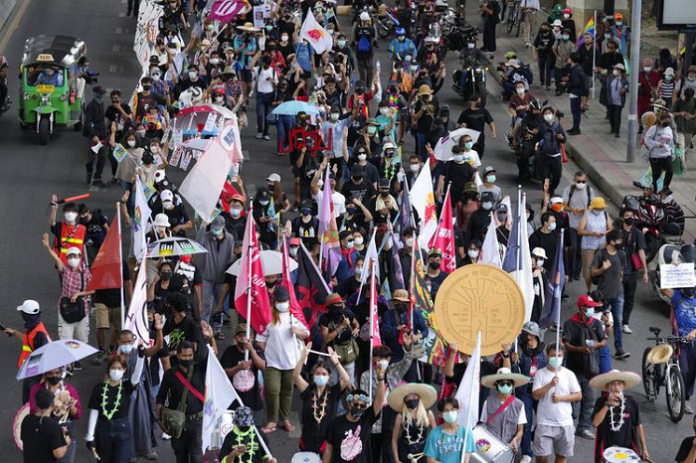 ratusan_massa_tuntut_pm_thailand_mundur