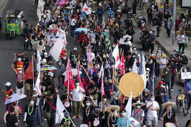 ratusan_massa_tuntut_pm_thailand_mundur
