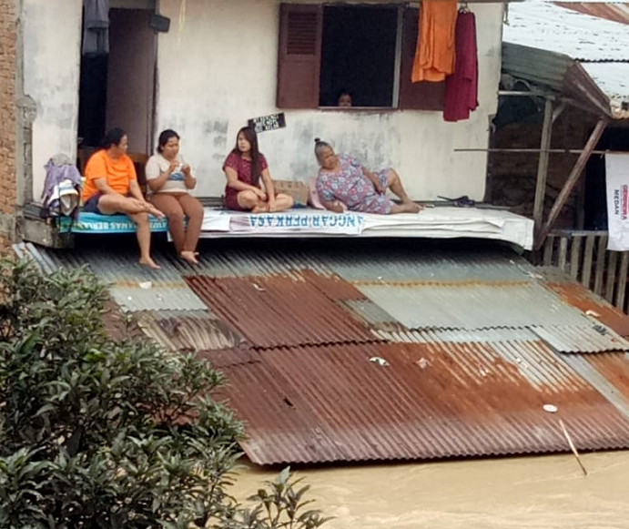 ratusan_warga_kampung_aur_medan_mengungsi