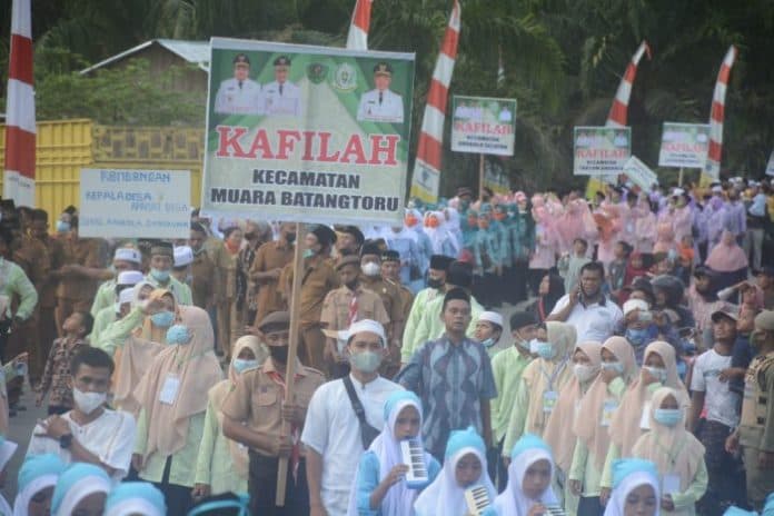 ribuan_kafilah_tapsel_ikut_pawai_taaruf