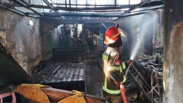 rumah_merangkap_cafe_di_belawan_terbakar