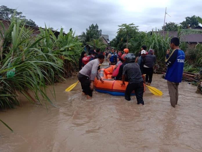 rumah_warga_terseret_banjir_di_namorambe