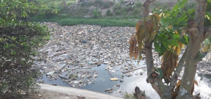 sampah_menumpuk_di_sungai_bedera_medan