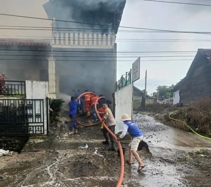 satu_rumah_di_karo_hangus_terbakar