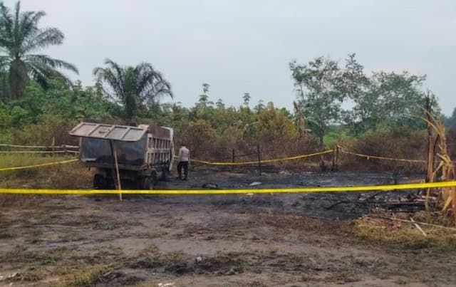satu_unit_truk_terbakar_di_kotapinang
