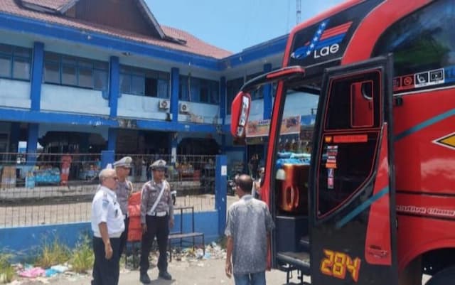 sejumlah_angkot_di_sibolga_cek_kelayakan