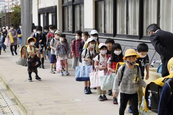 seluruh_sekolah_di_wuhan_kembali_dibuka