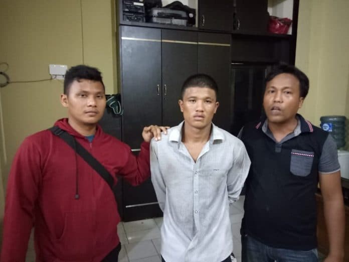 sinaga_diciduk_polisi_dari_pinggir_jalan