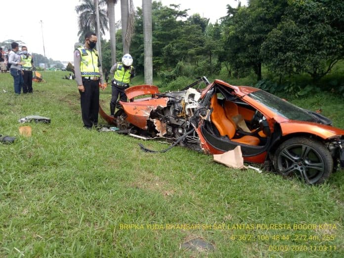 supercar_mclaren_hancur_di_tol_jagorawi