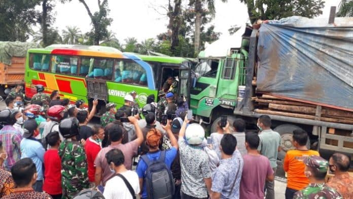 supir_bus_pariwisata_berhasil_dievakuasi