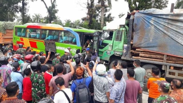 supir_bus_pariwisata_berhasil_dievakuasi