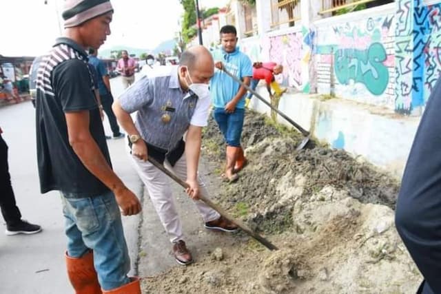 taput_jumat_bersih_di_tanggul_aek_sigeaon