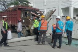 truk_tabrak_tiang_listrik_hingga_roboh